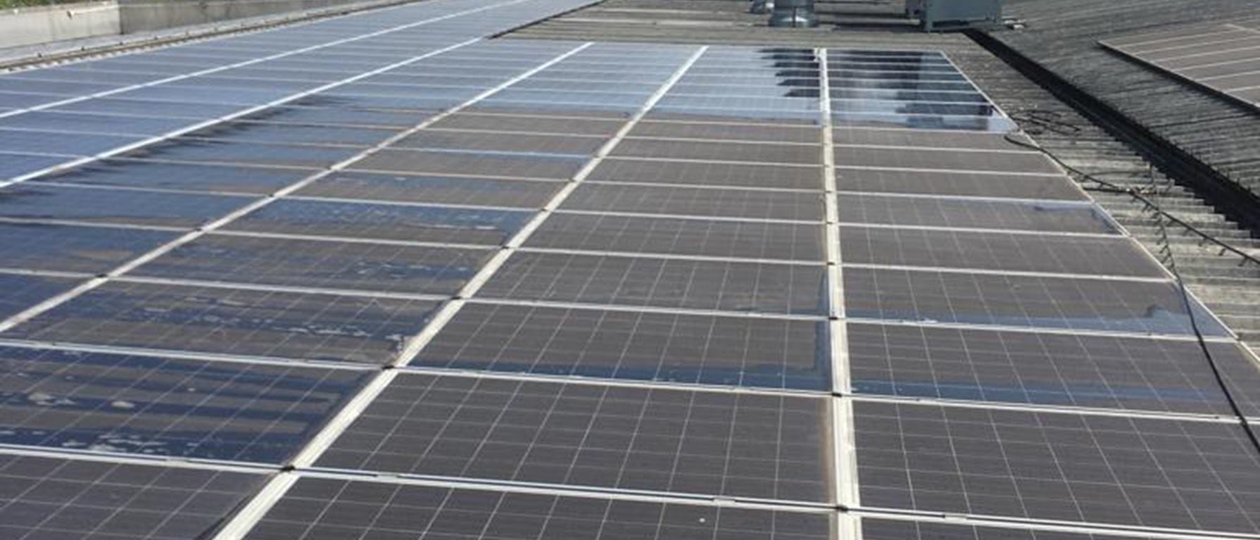 Limpieza de placas solares en España