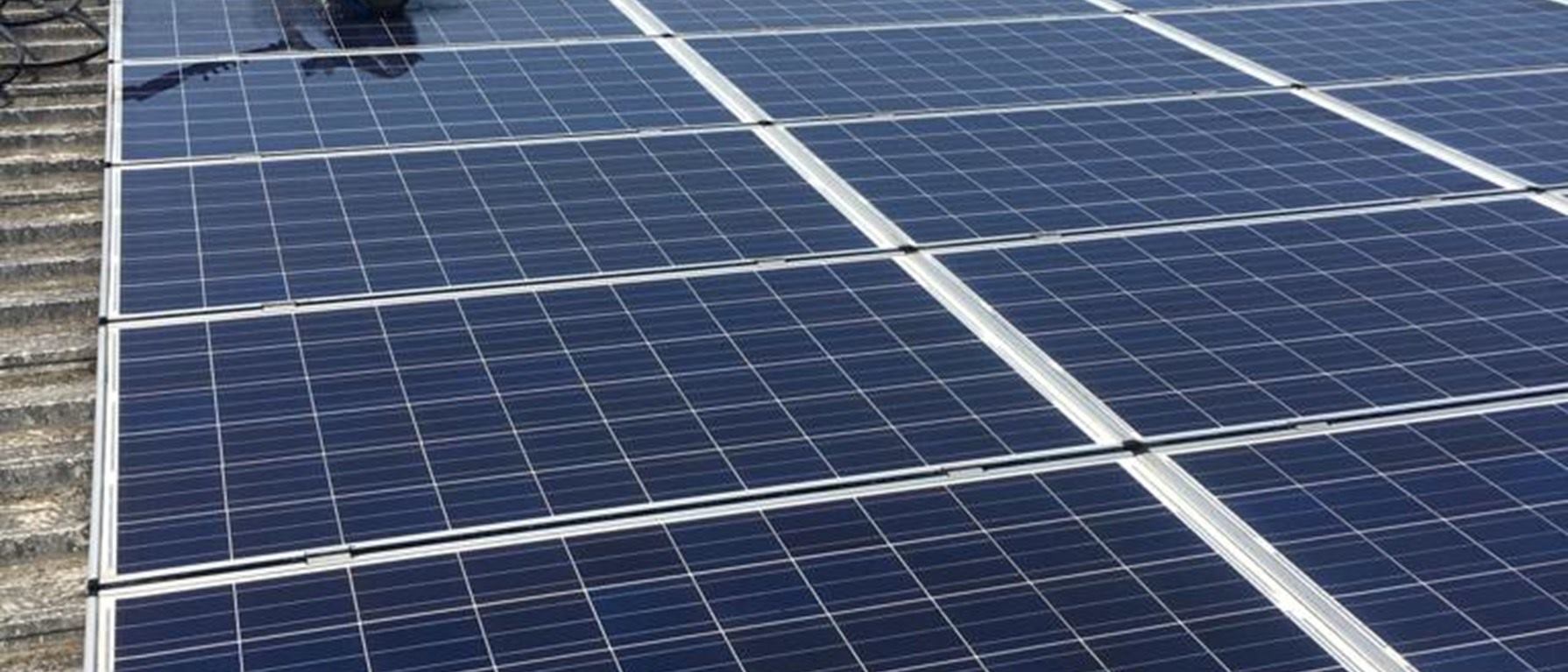 Limpieza de placas solares en España