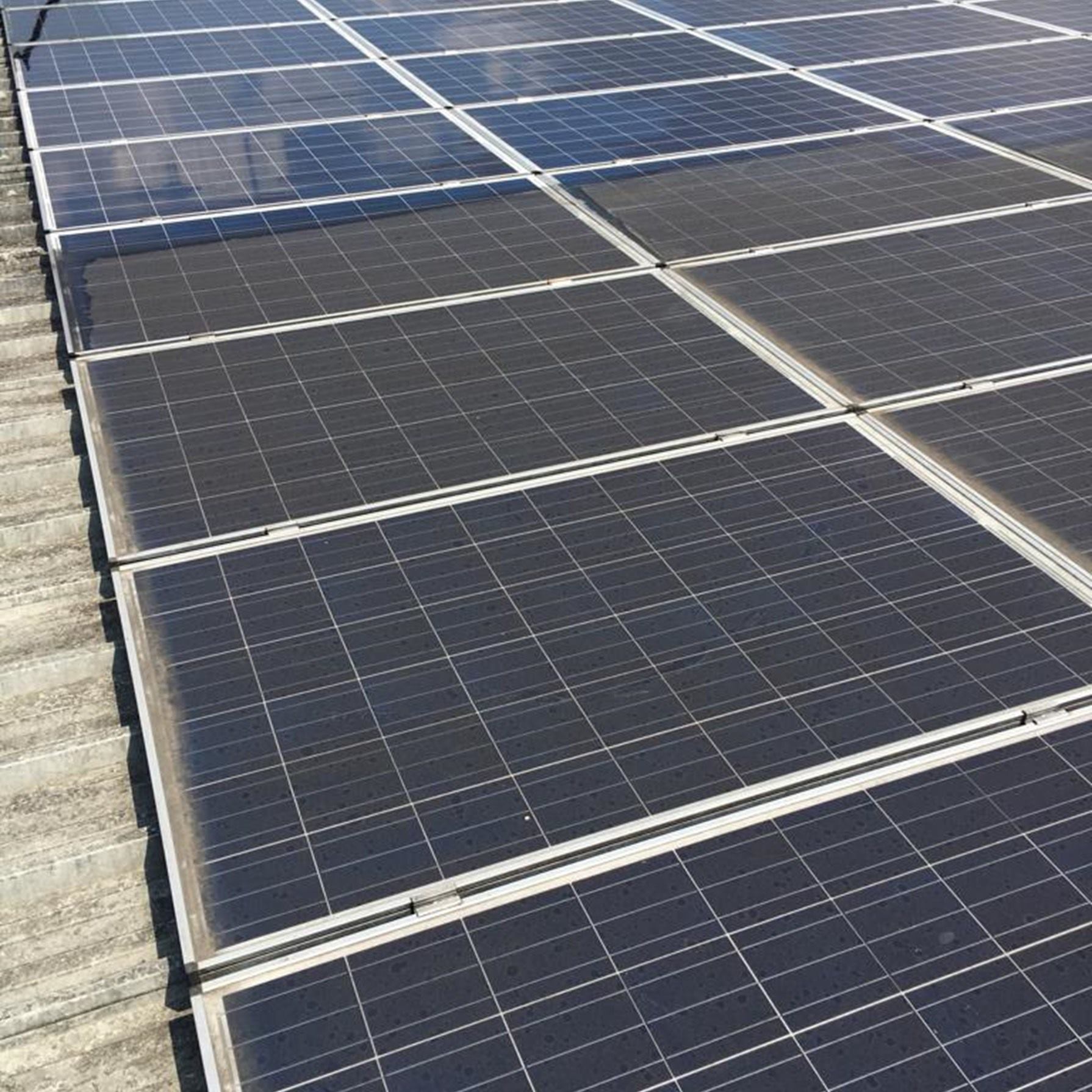 Limpieza de placas solares en España