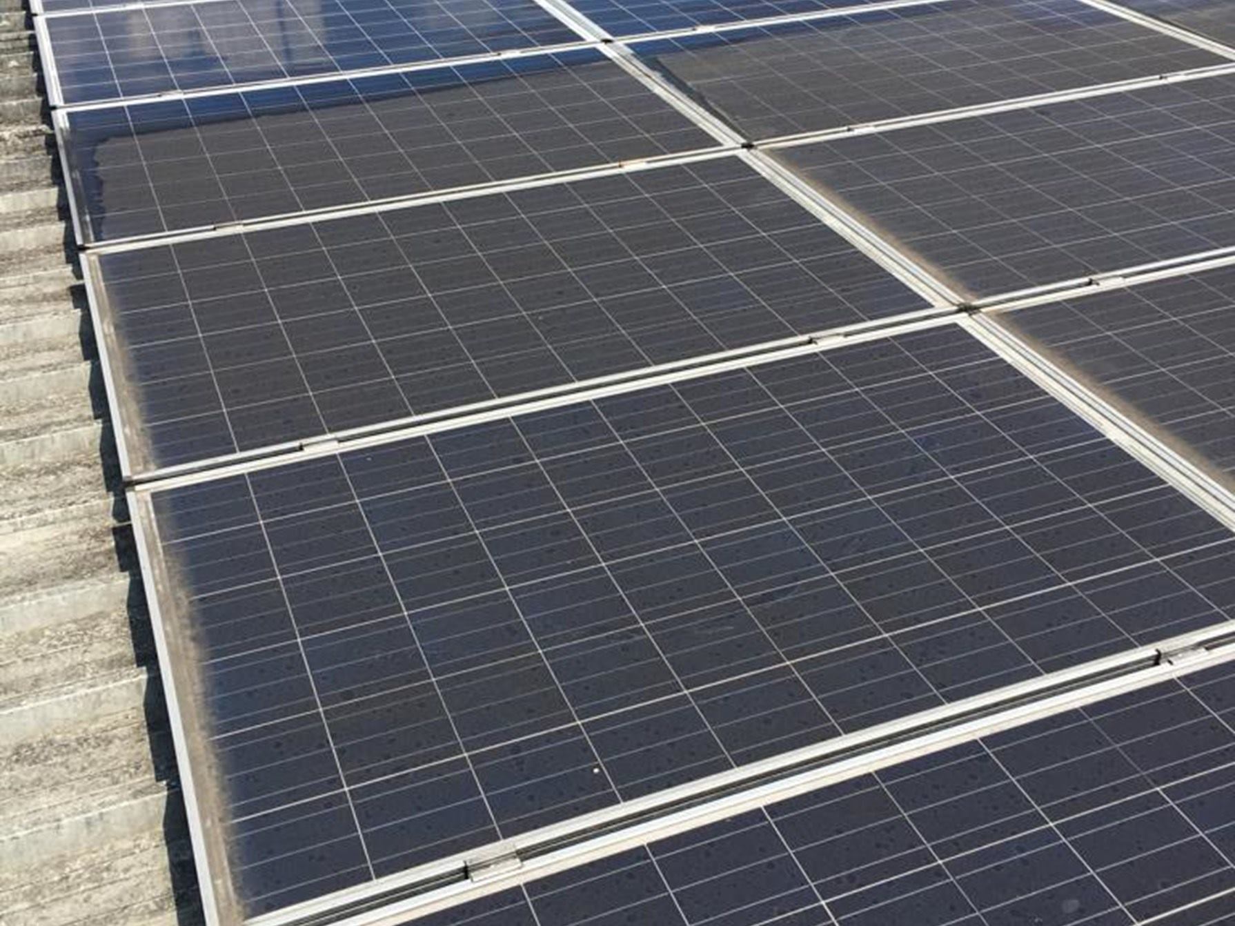 Limpieza de placas solares en España