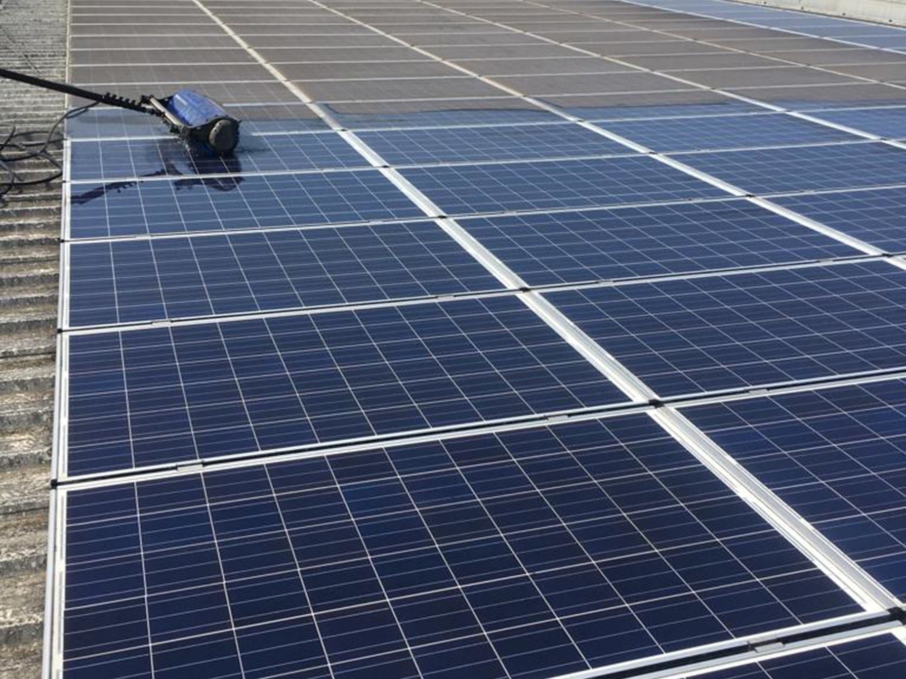 Limpieza de placas solares en España